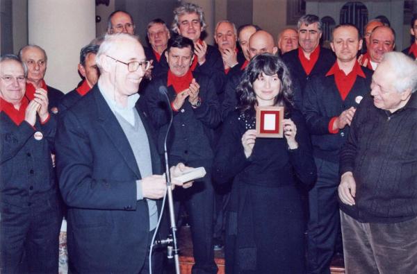 Silvia Vacchi riceve il S Bartolomeo d'oro da don Nildo Pirani